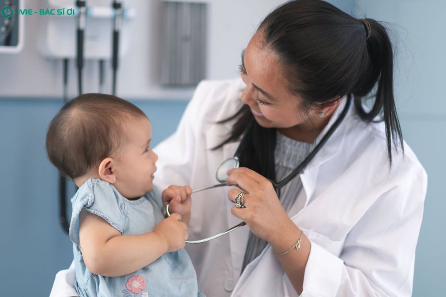 Khi nào cần đưa bé 7 tháng đi khám