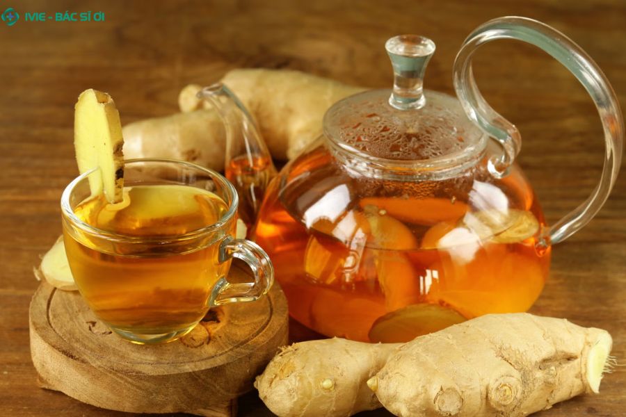 Uống trà gừng ấm giúp bụng dễ chịu hơn