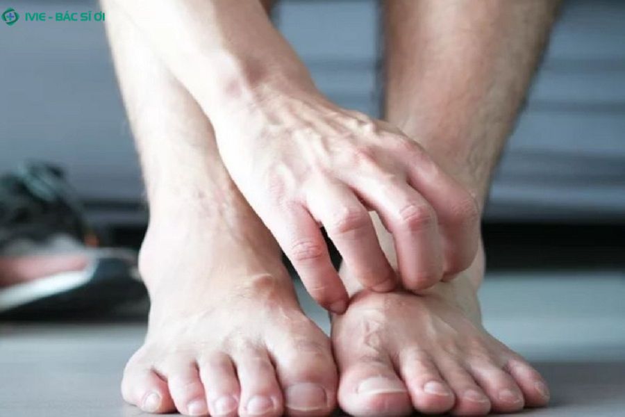 Dị ứng, côn trùng cắn và viêm da tiếp xúc là những nguyên nhân phổ biến khiến chân nổi mẩn đỏ ngứa