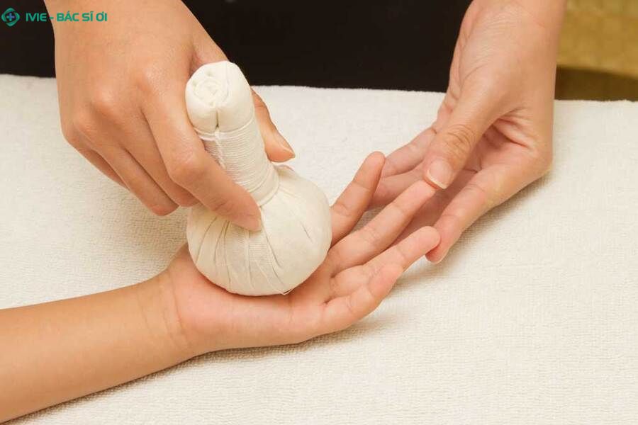 Mẹo giảm đau ngón tay giữa tại nhà: Chườm ấm - lạnh, massage nhẹ và nghỉ ngơi hợp lý