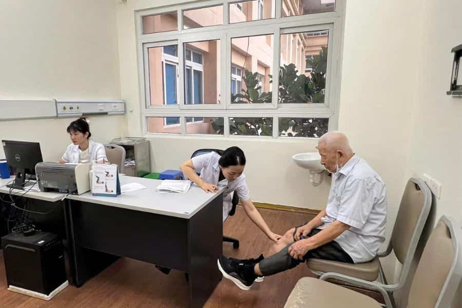 Bác sĩ chuyên khoa Bệnh viện 19-8 Bộ Công An ứng dụng kỹ thuật tiêm khớp dưới hướng dẫn siêu âm giúp điều trị chính xác tổn thương cho người bệnh