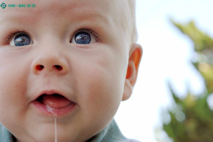 Trẻ 3 tháng tuổi chảy nhiều nước dãi khi mọc răng