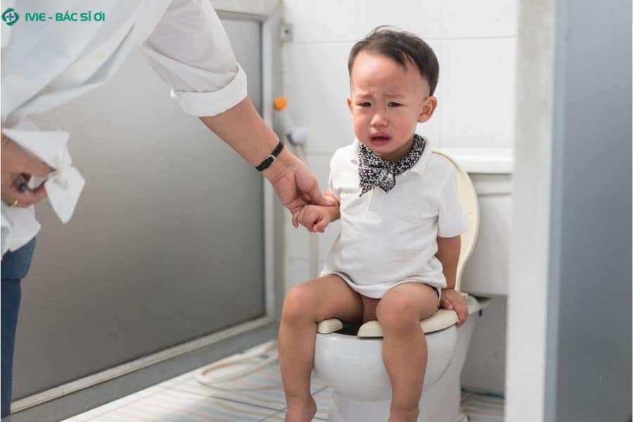 Theo dõi màu sắc và độ lỏng/đặc của phân giúp định hướng chính xác nguyên nhân chảy máu đường ruột