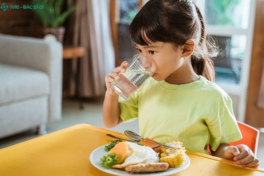 Bổ sung dinh dưỡng với cháo, súp, rau củ và nước ấm giúp bé nhanh hồi phục khi bị cúm A