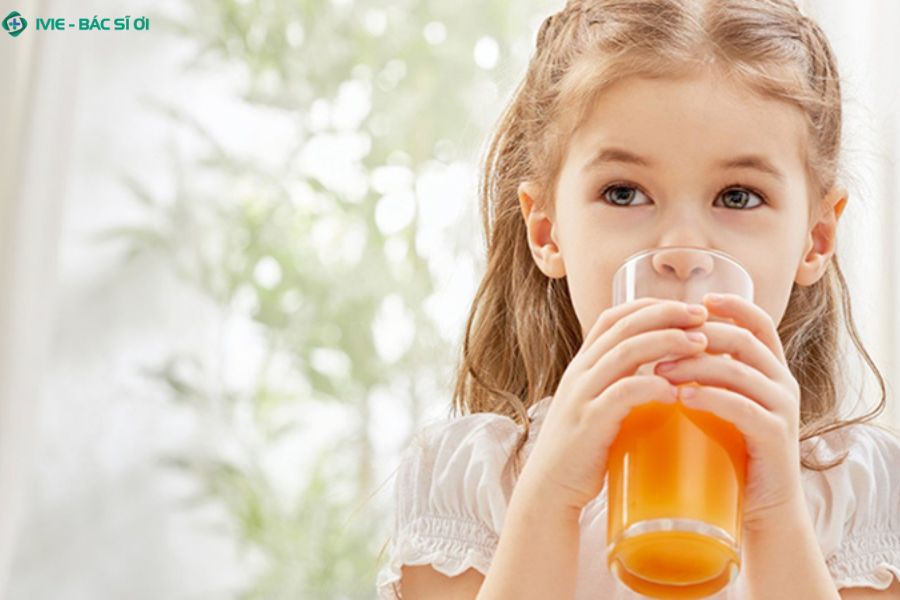 7 sai lầm khi cho bé 7 tháng uống nước cam