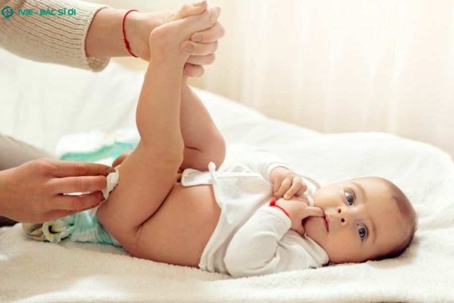 Cách xử trí khi trẻ 2 tháng tuổi 7 ngày không đi ngoài