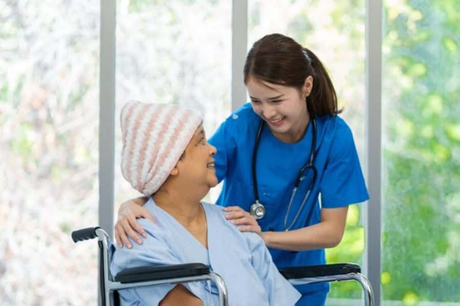 Bảo hiểm sức khỏe ung thư giúp chi trả các khoản viện phí đắt đỏ, bảo vệ nguồn tài chính gia đình