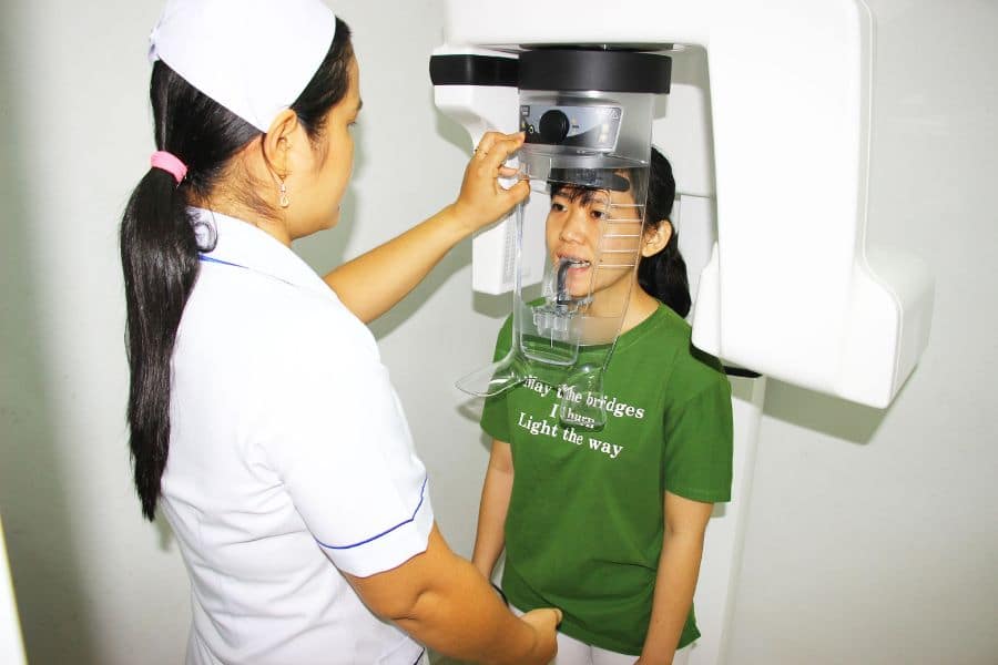 Bệnh nhân nên tham khảo bảng giá và nhờ bác sĩ tư vấn chi tiết các chi phí phát sinh trước khi tiến hành điều trị