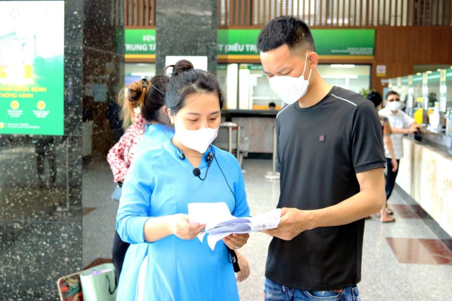 Người bệnh lấy số tự động và đăng ký khám tại quầy tiếp đón sảnh tầng 1 nhà K1