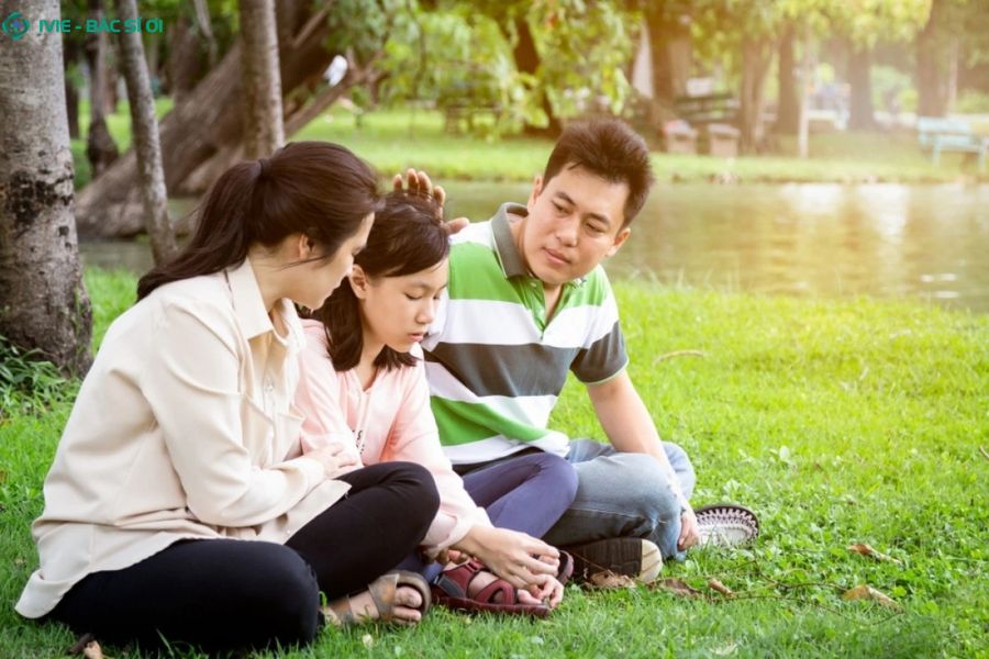 Sự lắng nghe và thấu hiểu của cha mẹ là lá chắn an toàn nhất cho con