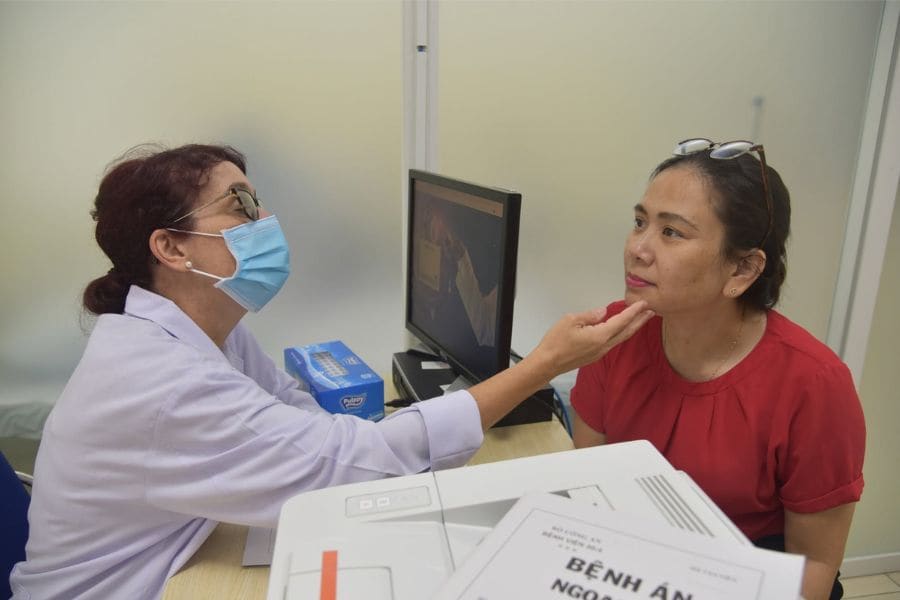 Khách hàng được bác sĩ chuyên khoa tư vấn kỹ lưỡng trước khi tiến hành phẫu thuật thẩm mỹ bệnh viện 30-4