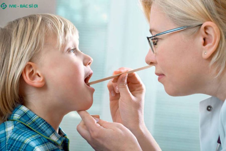 Nguyên nhân khiến trẻ dễ bị viêm amidan do virus, vi khuẩn và thói quen sinh hoạt chưa đúng cách