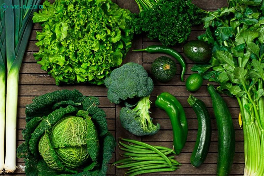 Trẻ 2 tháng tuổi đi ngoài màu xanh rêu có thể do mẹ ăn nhiều thức ăn có màu xanh