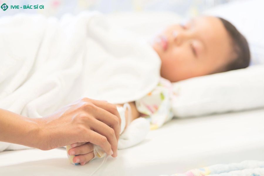 Dấu hiệu nhận biết trẻ bị sốt co giật - toàn thân cứng lại, tay chân giật mạnh, mắt trợn và có thể sùi bọt mép khi sốt cao