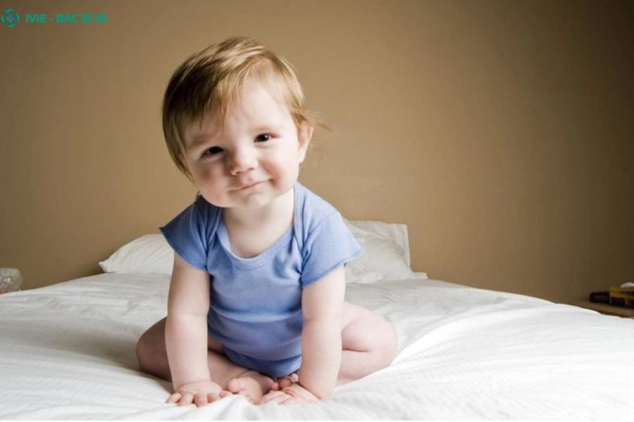 Hỗ trợ đúng tư thế và đúng thời điểm giúp trẻ tập ngồi an toàn, không ảnh hưởng đến cột sống và vóc dáng về sau