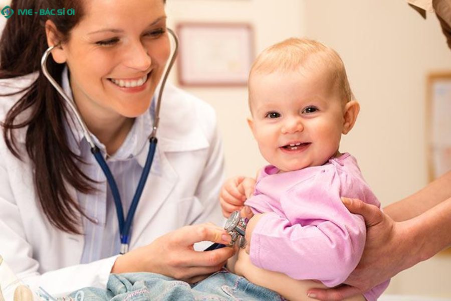 Những dấu hiệu cảnh báo trẻ lắc đầu khi ngủ cần được bác sĩ Nhi thăm khám