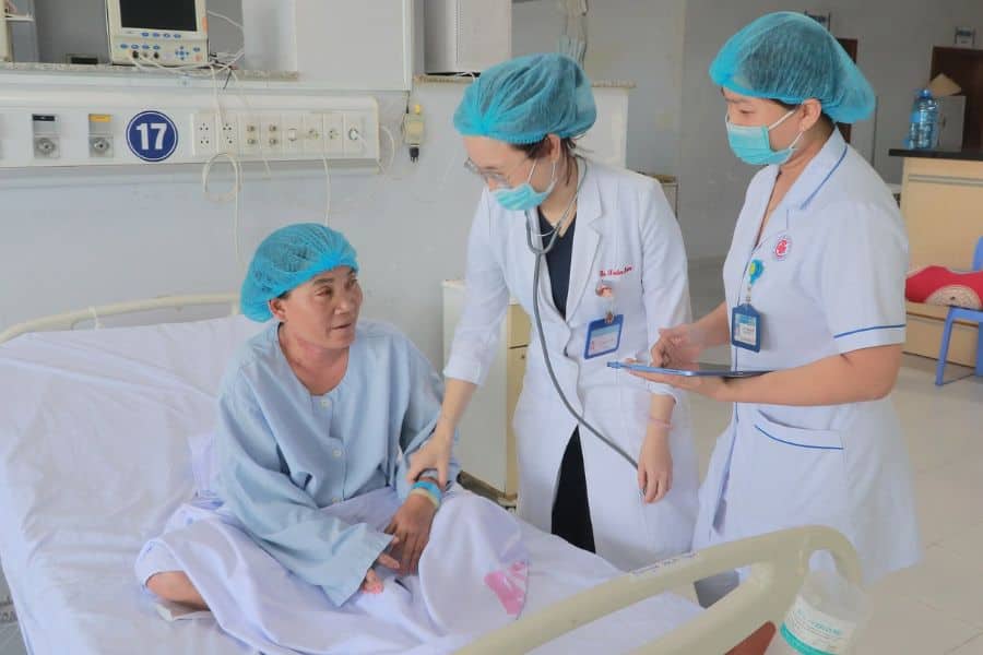 Bệnh nhân dễ dàng lựa chọn hình thức khám BHYT hoặc khám Chuyên gia theo nhu cầu với bảng giá niêm yết minh bạch tại bệnh viện