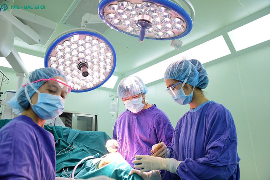 Phẫu thuật loại bỏ gai cột sống được thực hiện khi gai xương chèn ép nặng lên tủy hoặc dây thần kinh