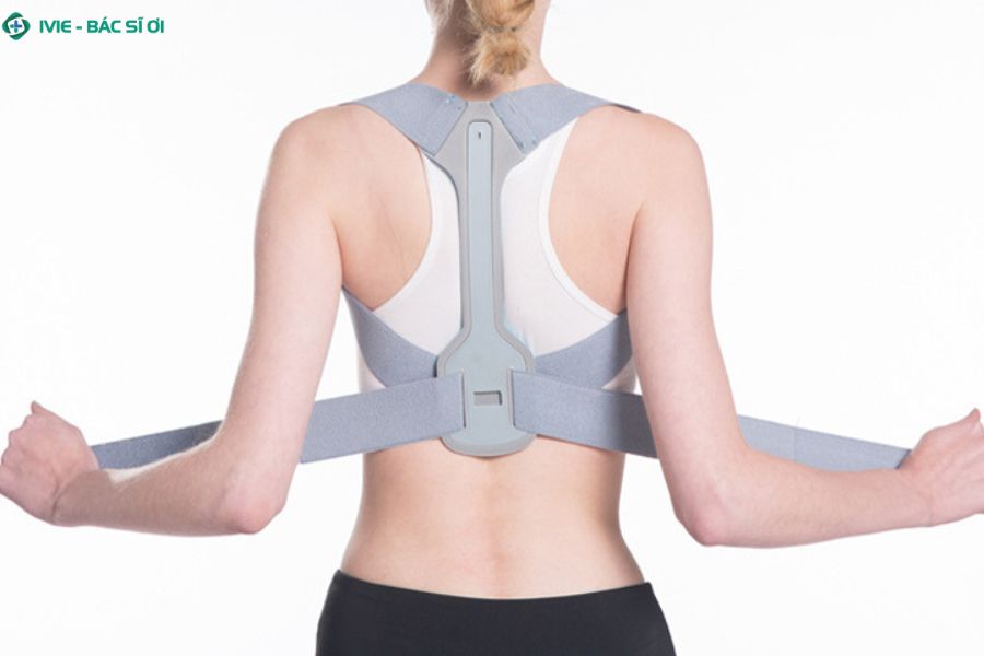 Hình ảnh minh họa đai chống gù lưng giúp điều chỉnh tư thế ngồi đúng, hỗ trợ người có dấu hiệu gù lưng