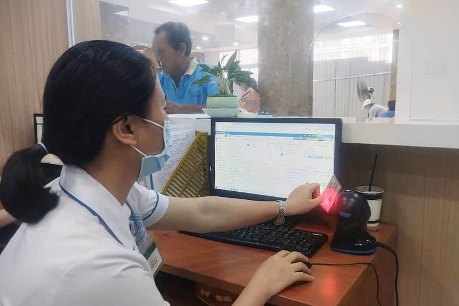 Người bệnh vẫn đối mặt với khoảng trống tự chi trả tiền mặt ngoài danh mục BHYT
