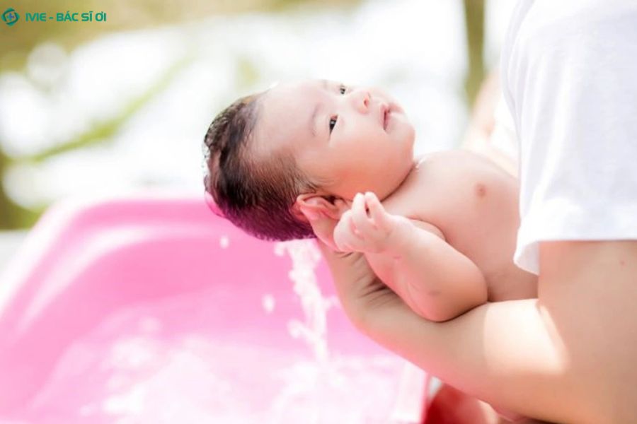 Lưu ý quan trọng giúp tắm cho trẻ 4 tháng tuổi an toàn và dễ chịu