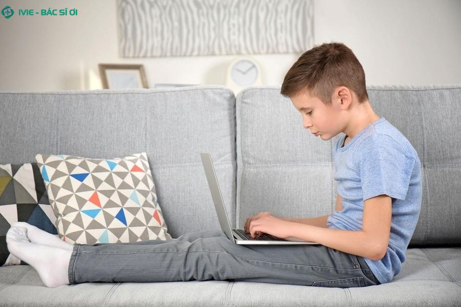 Gù lưng ở trẻ em ảnh hưởng lớn khi trẻ trưởng thành