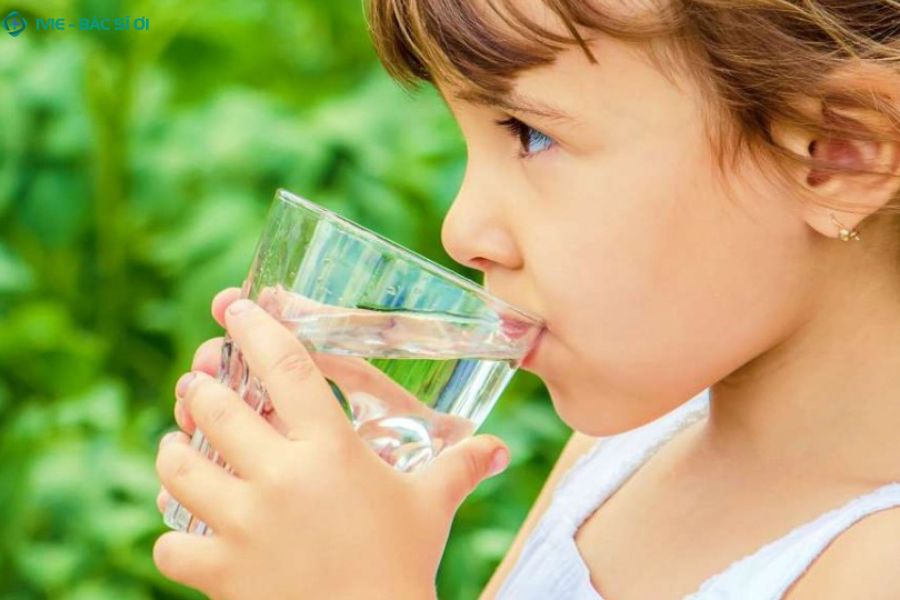 Bổ sung đủ nước giúp cơ thể trẻ hạ nhiệt và phục hồi nhanh hơn khi bị sốt do viêm amidan