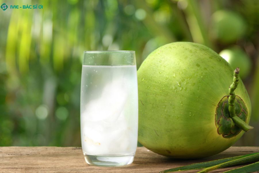 Nước dừa lựa chọn tự nhiên giúp bù nước, bổ sung điện giải và tăng sức đề kháng khi bị cảm lạnh