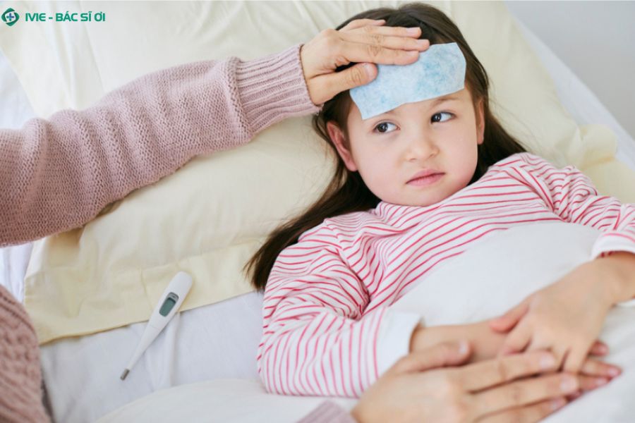 Miếng dán hạ sốt chỉ giúp làm mát tạm thời không thay thế thuốc hạ sốt, cha mẹ cần theo dõi thân nhiệt