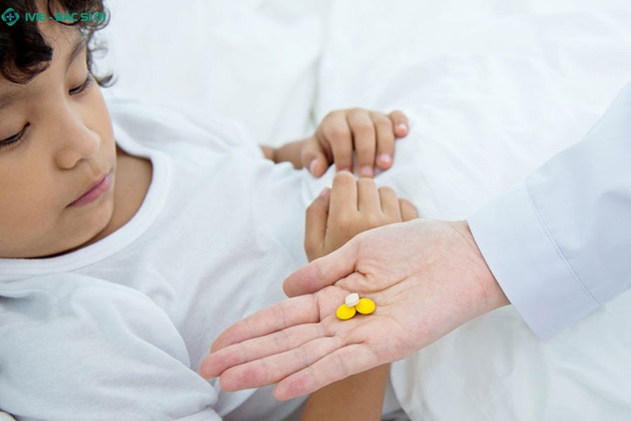 Cha mẹ nên cho trẻ dùng thuốc hạ sốt như acetaminophen hoặc ibuprofen theo đúng hướng dẫn của bác sĩ