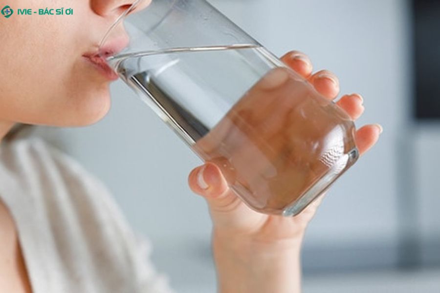 Uống đủ nước giúp đi ngoài dễ hơn khi bị trĩ