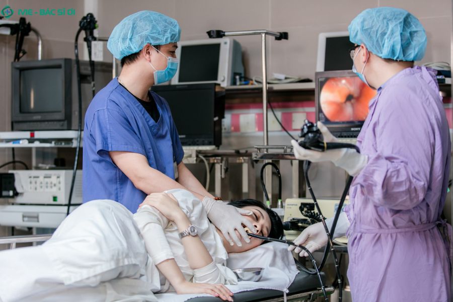 Bác sĩ thực hiện nội soi tiêu hóa giúp phát hiện sớm bệnh lý đường tiêu hóa