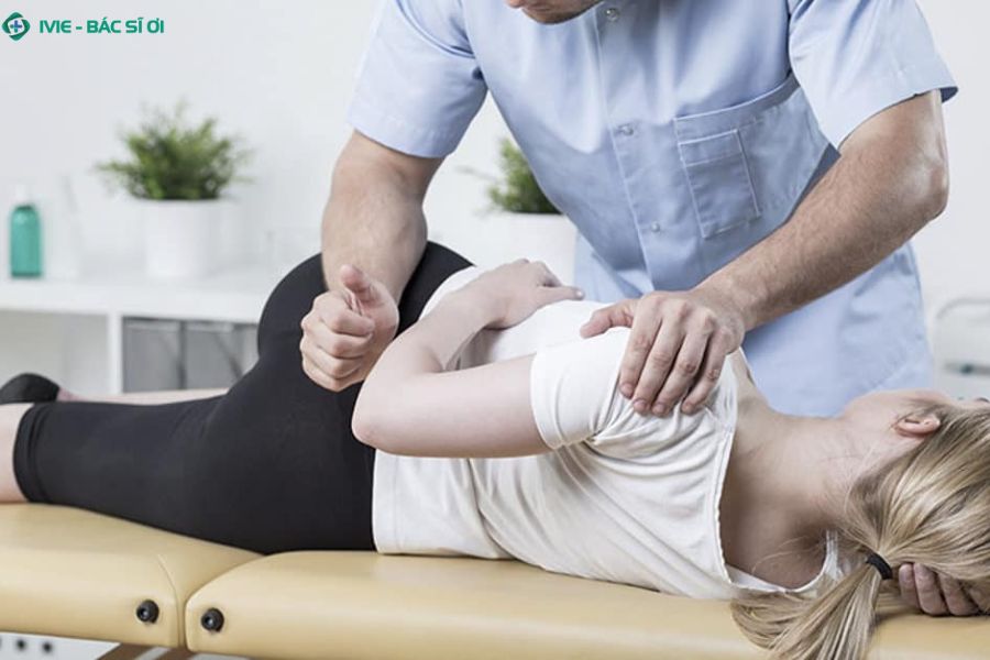 Bệnh nhân có thể được tư vấn vật lý trị liệu trước khi phải phẫu thuật