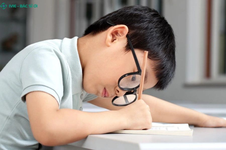 Ngồi học sai tư thế, bàn ghế không phù hợp và đeo cặp nặng là những nguyên nhân phổ biến gây cong vẹo cột sống học đường