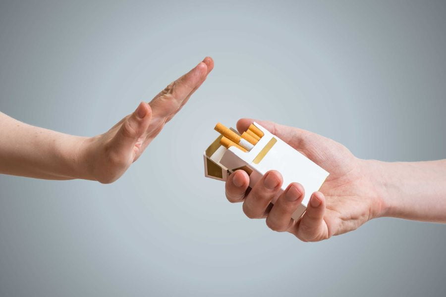 Khói thuốc chứa hàng ngàn hóa chất độc hại, làm trầm trọng hơn tình trạng tổn thương tế bào gan