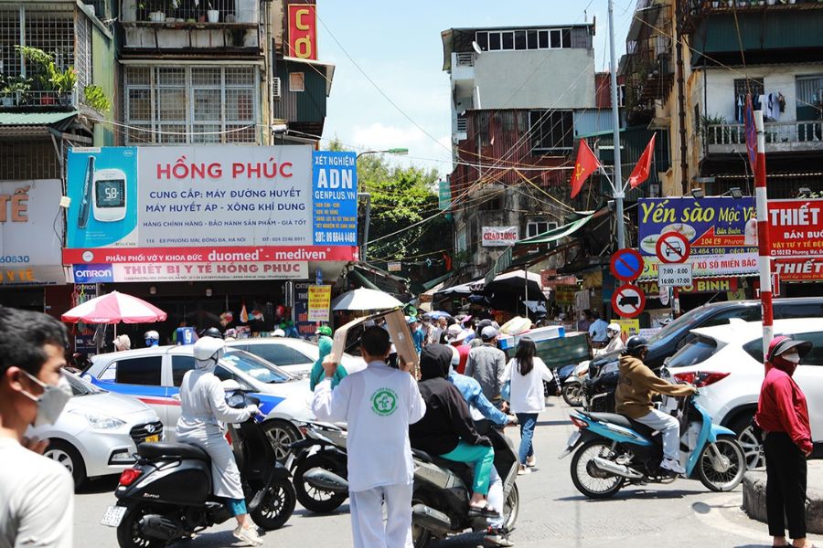 Khuyến cáo người bệnh sử dụng phương tiện công cộng hoặc xe công nghệ khi đến khám qua cổng Phương Mai