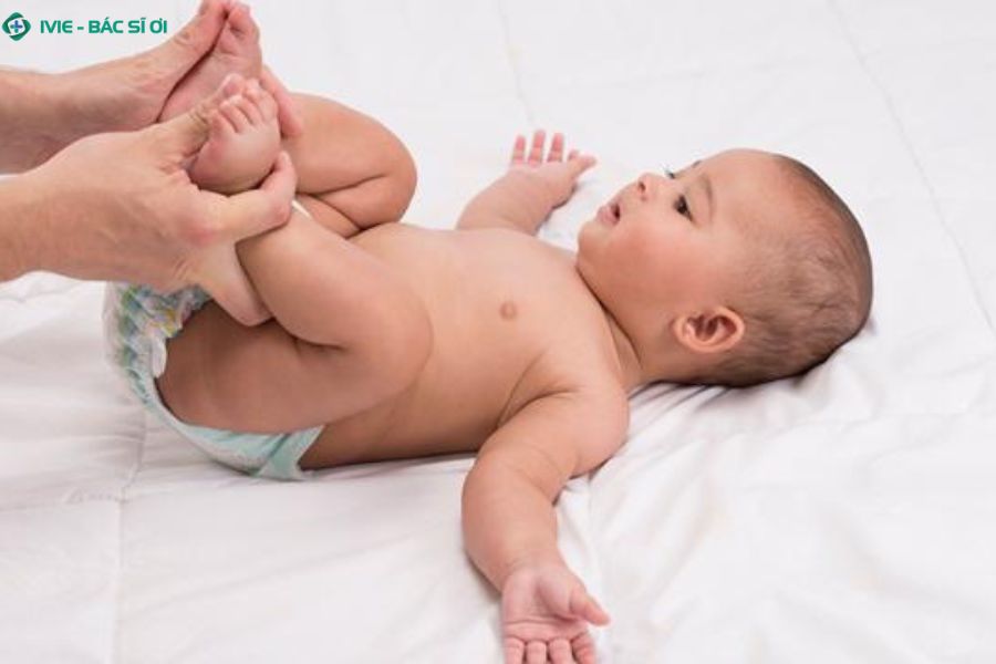 Bé 5 tháng ngủ xuyên đêm, tã khô vẫn có thể là hiện tượng bình thường