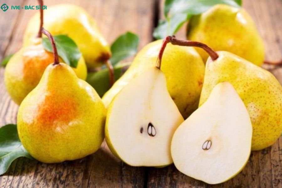 Lê hấp chín dễ tiêu cho trẻ 5 tháng tuổi