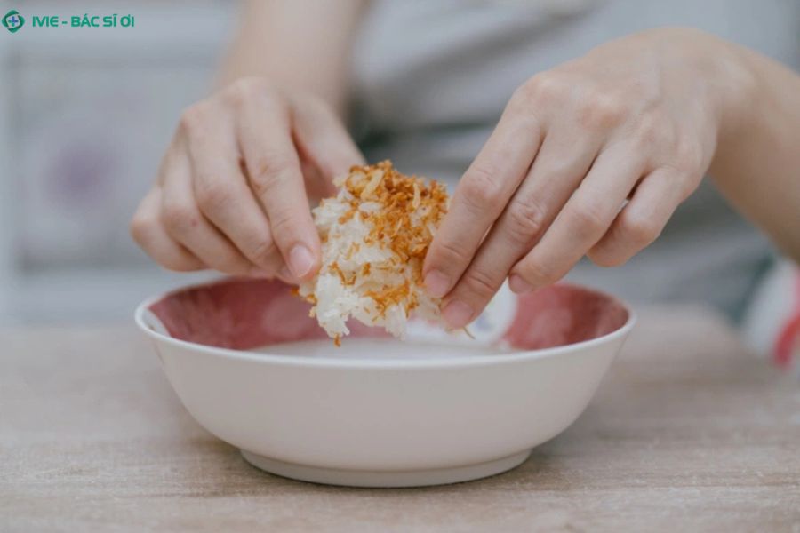 Sau sinh 1 tháng ăn xôi được không? Tìm hiểu thời điểm an toàn cho mẹ sinh thường và sinh mổ