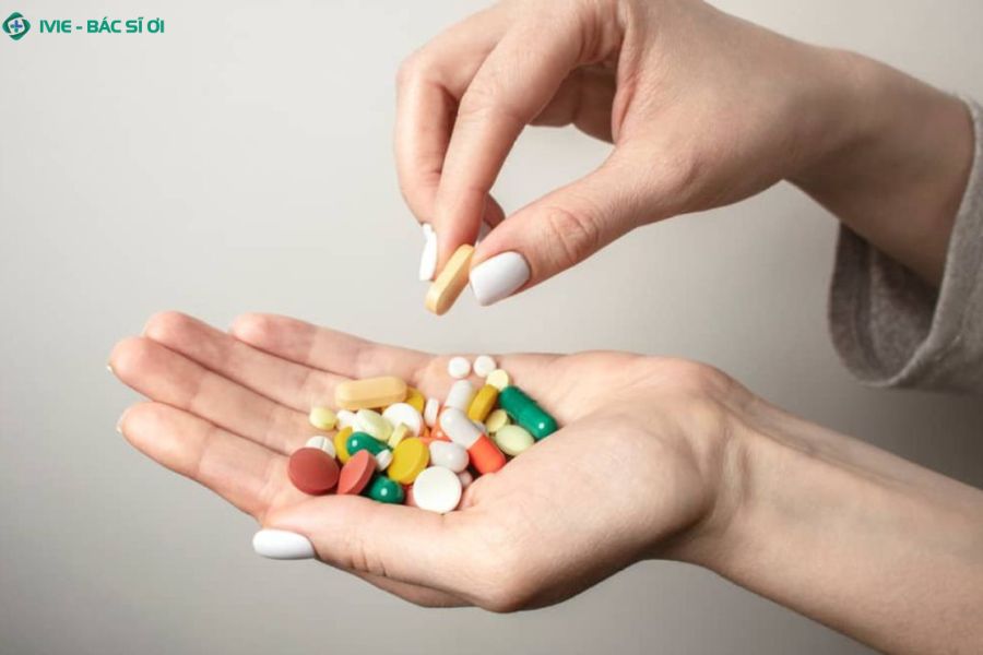 Một số thực phẩm, thuốc hoặc vitamin cũng có thể khiến nước tiểu vàng đậm tạm thời