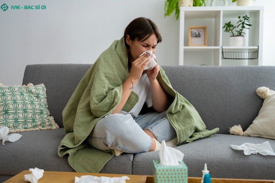 Virus cúm A lây qua giọt bắn trong không khí khi người bệnh ho hoặc hắt hơi