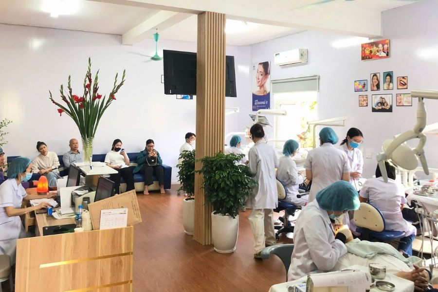 Người bệnh được thăm khám lâm sàng kỹ lưỡng trước khi chỉ định nhổ răng số 8