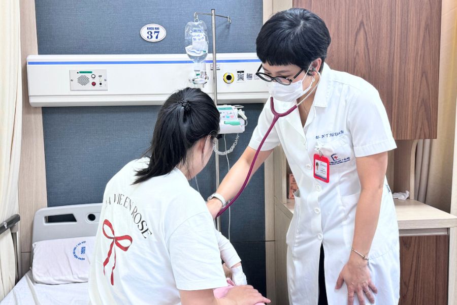 Đội ngũ bác sĩ Nhi giỏi Đại học Y luôn thấu hiểu tâm lý và nhẹ nhàng với trẻ nhỏ
