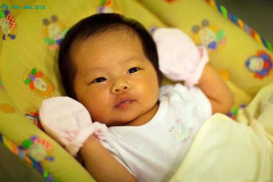 Trẻ 2 tháng tuổi vẫn vàng da có nguy hiểm không?