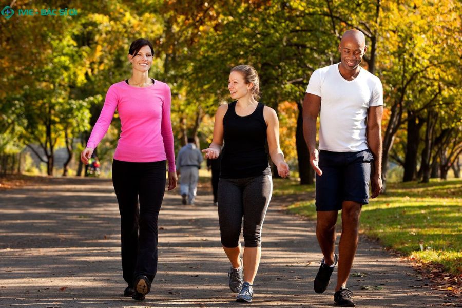 Đi bộ nhẹ sau ăn giúp giảm nóng rát dạ dày