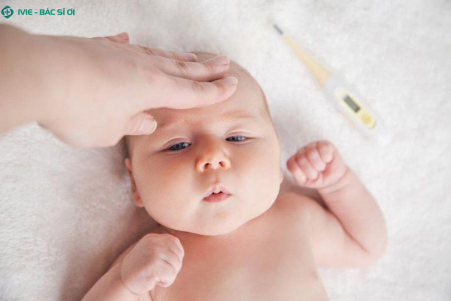 Cách hạ sốt an toàn cho trẻ 5 tháng tuổi tại nhà