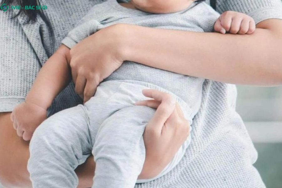 Trẻ 5 tháng tuổi bế ngồi có sao không?