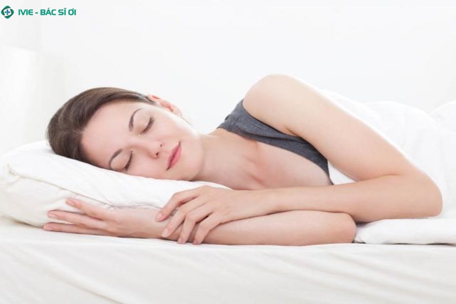 Nằm nghiêng nhẹ giúp giảm áp lực lên cột sống