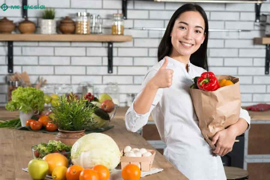 Dinh dưỡng khoa học kết hợp uống đủ nước giúp phân mềm, hạn chế tối đa tổn thương búi trĩ