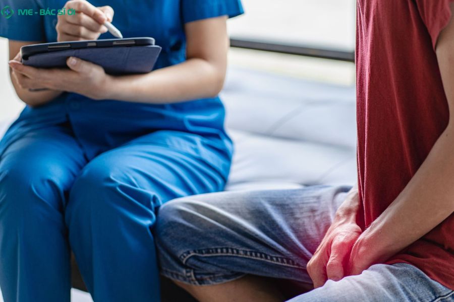 Hãy đi khám Nam khoa ngay nếu tình trạng đau tinh hoàn đi kèm các dấu hiệu sưng nề hoặc xuất tinh ra máu 